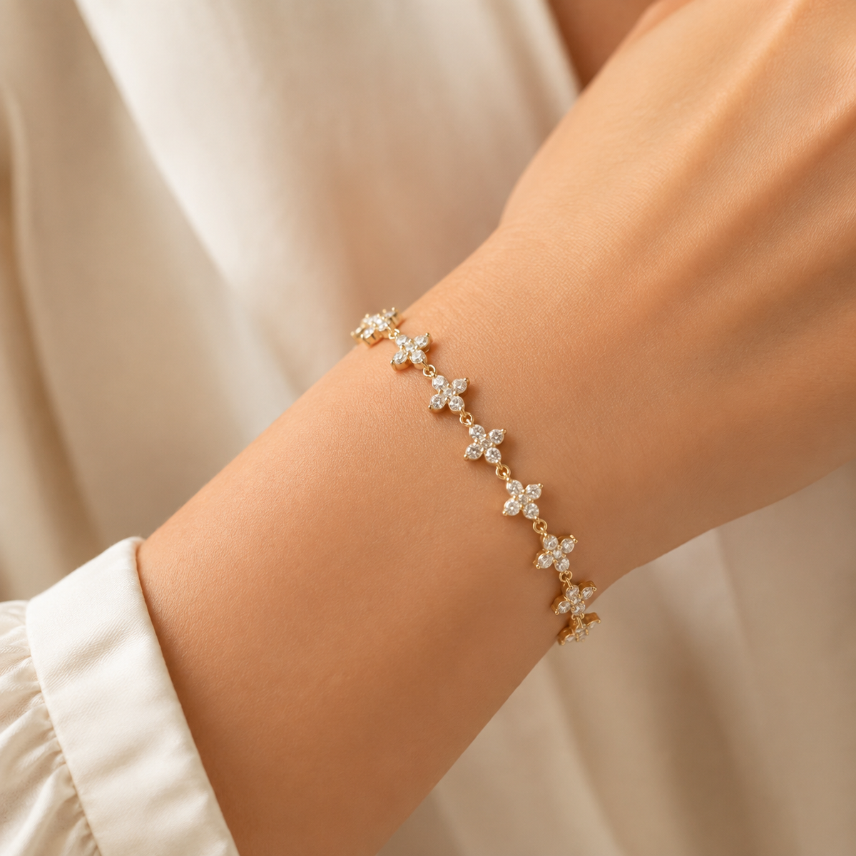 Bracelet fleuri avec pierres vertes et blanches – Couleur or – Acier inoxydable | TWINOLO