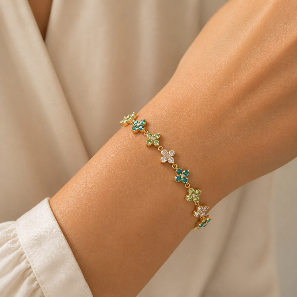 Bracelet fleuri avec pierres vertes et blanches – Couleur or – Acier inoxydable | TWINOLO