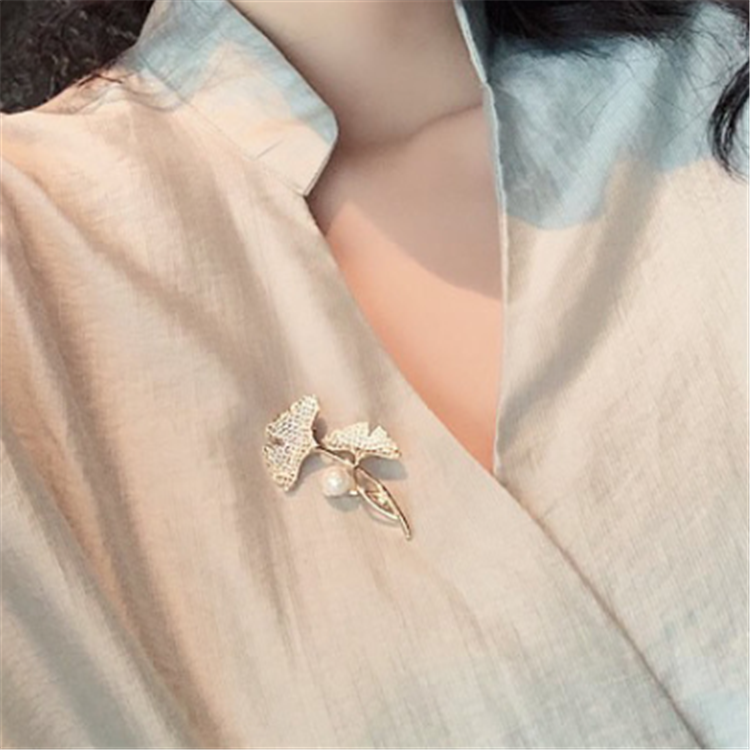 Bloembroche - Elegante Broche met Kristallen en Parel | Twinolo