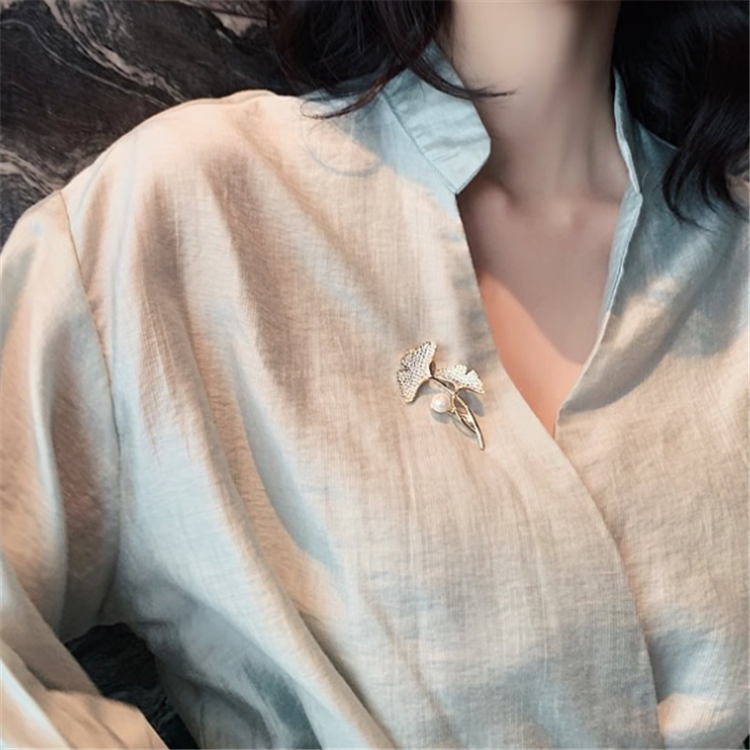 Bloembroche - Elegante Broche met Kristallen en Parel | Twinolo