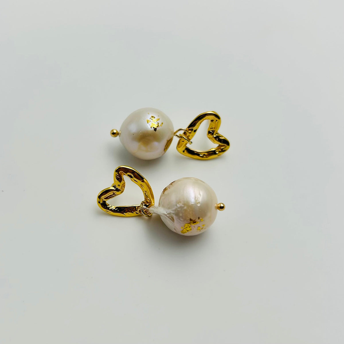 Boucles d'oreilles pendantes dorées avec perle et cœur – Affirmation de style | Twinolo