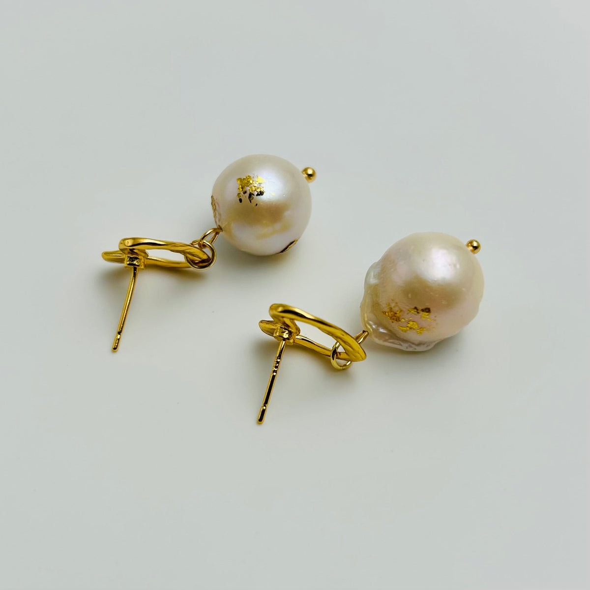 Boucles d'oreilles pendantes dorées avec perle et cœur – Affirmation de style | Twinolo