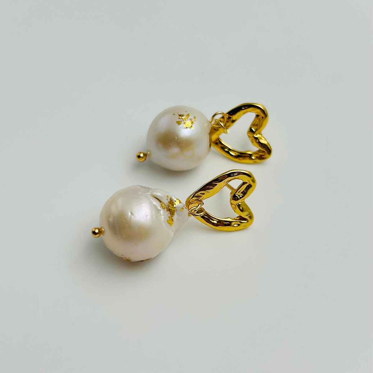 Boucles d'oreilles pendantes dorées avec perle et cœur – Affirmation de style | Twinolo