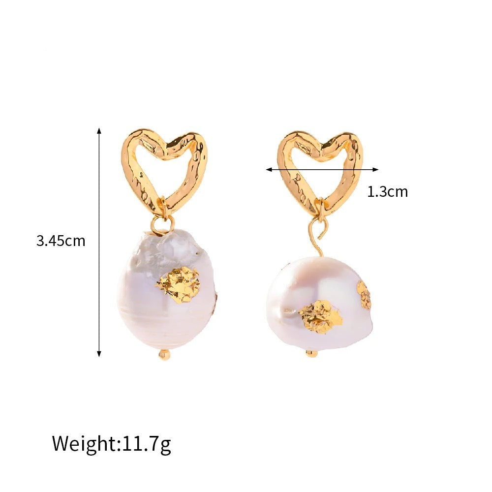 Boucles d'oreilles pendantes dorées avec perle et cœur – Affirmation de style | Twinolo
