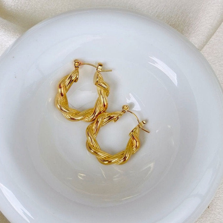 Boucles d'oreilles Croissant dorées – Classiques avec une touche d'originalité | Twinolo