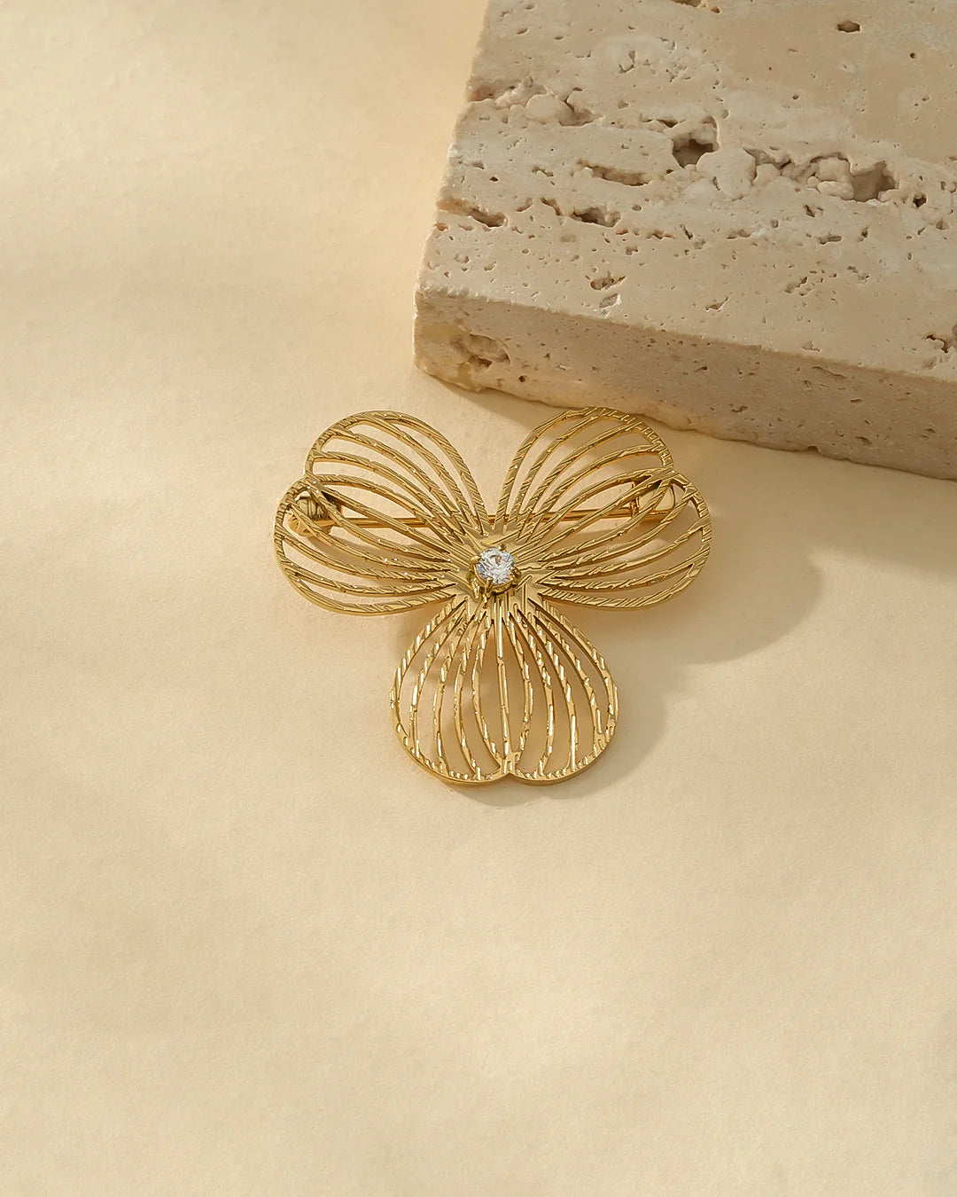 Gouden Bloem Broche met Kristal – Roestvrij Staal – Elegant Design | Twinolo