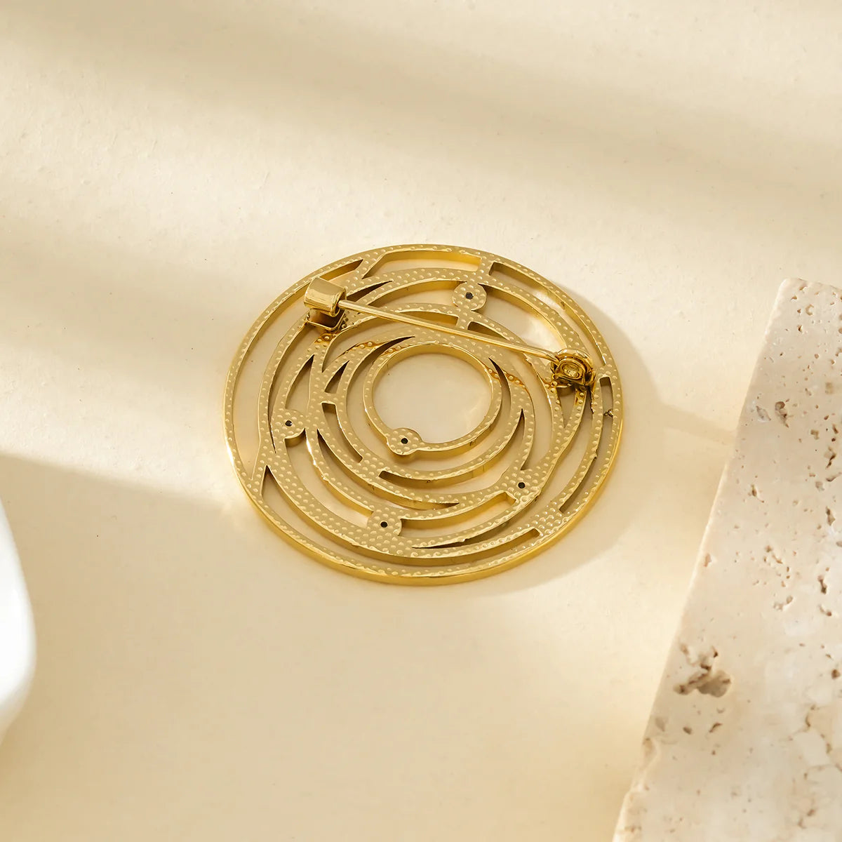 Gouden Cirkel Broche met Kristallen – Roestvrij Staal – Modern Design | Twinolo