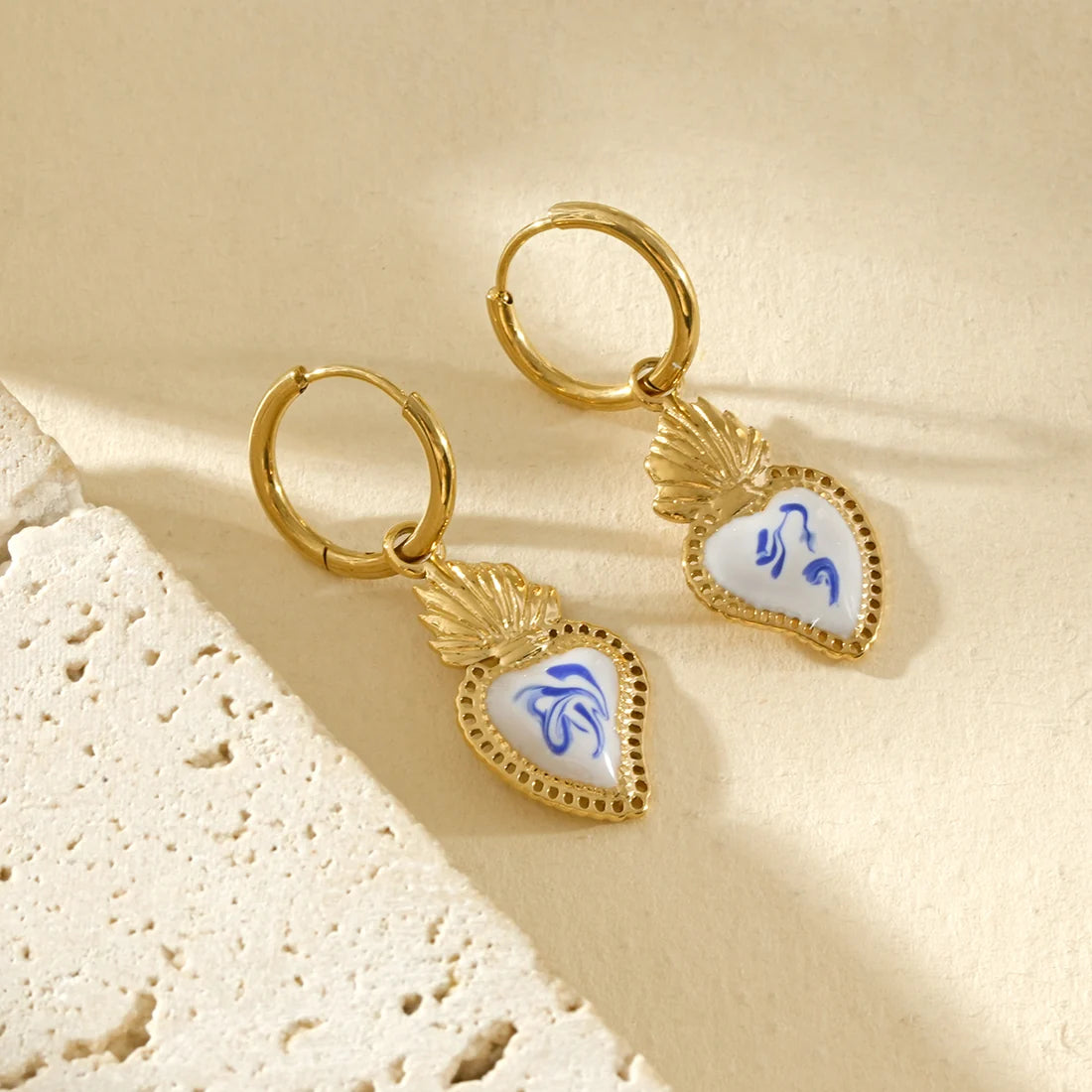 Goudkleurige Oorbellen met Hart Hanger | TWINOLO