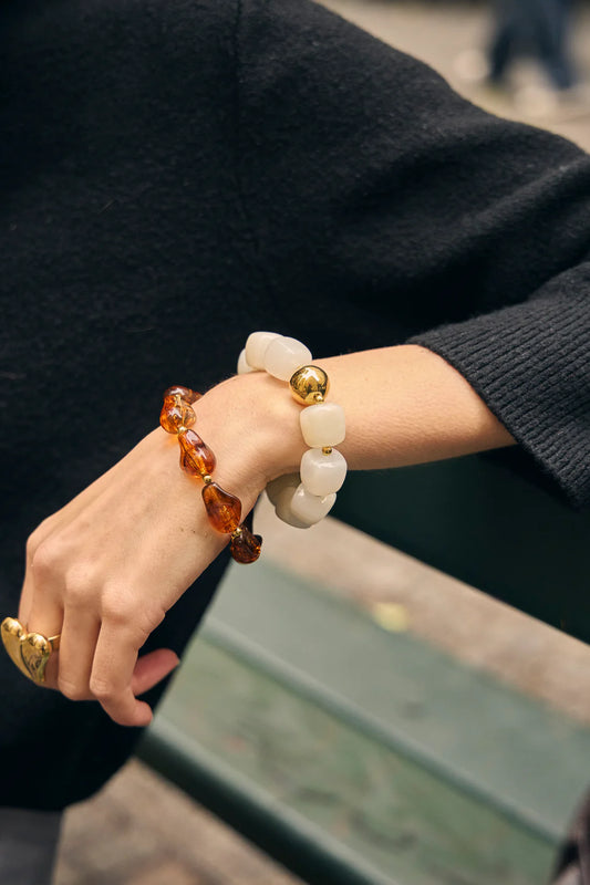 Dames Elastische Resin Armband – Amber Bruin – Trendy Kralenarmband | Twinolo