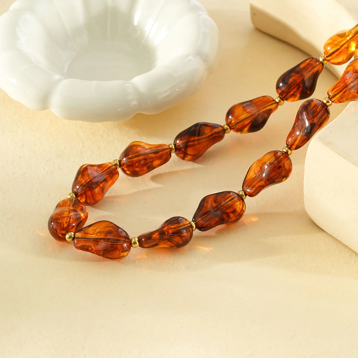 Collier Femme Marron avec Perles en Résine – Acier Inoxydable Doré – Collier Tendance | Twinolo