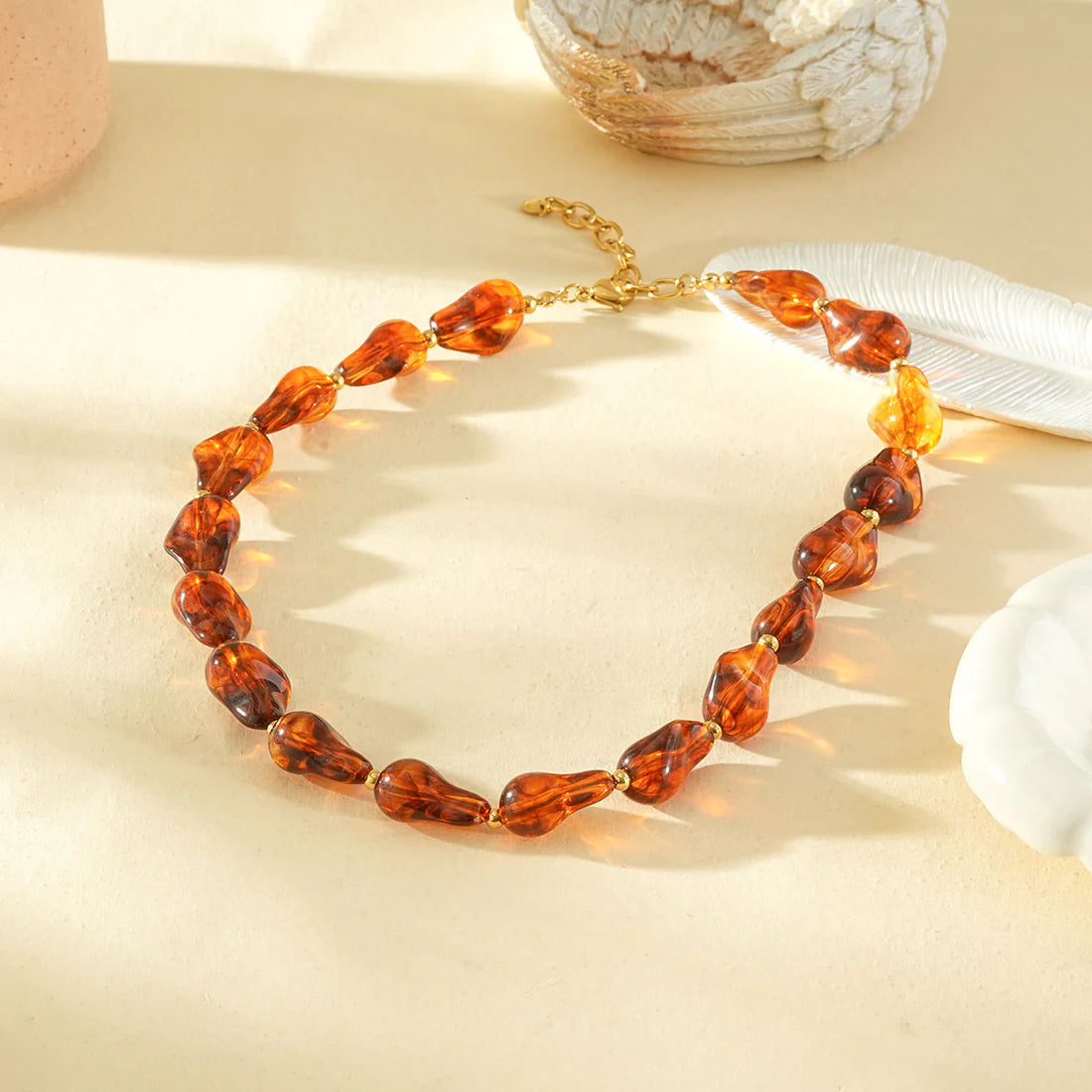 Collier Femme Marron avec Perles en Résine – Acier Inoxydable Doré – Collier Tendance | Twinolo