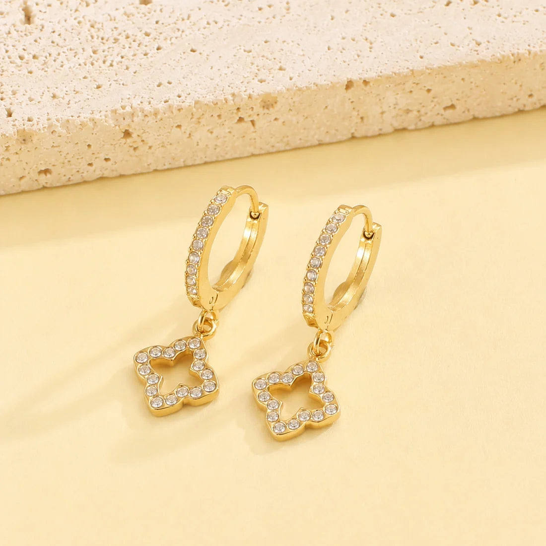Goudkleurige Clover Oorbellen Dames met Zirkonia | TWINOLO