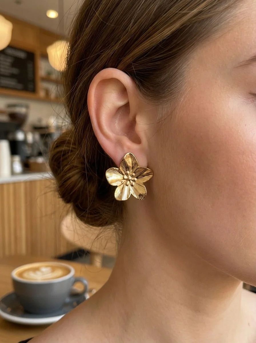 Goudkleurige Bloem Oorbellen Dames – Roestvrij Staal | TWINOLO