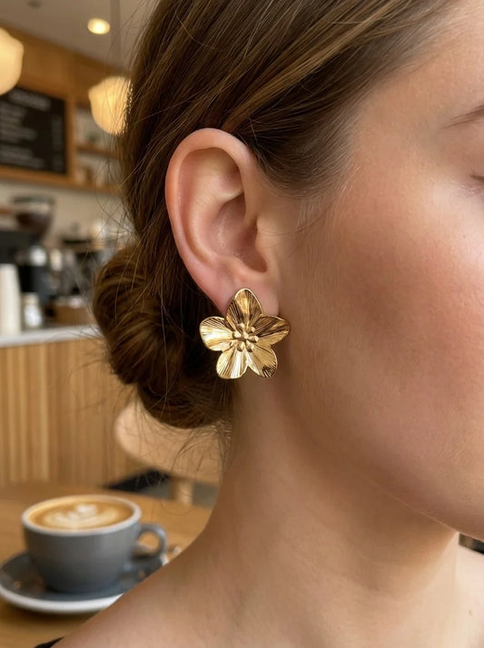 Goudkleurige Bloem Oorbellen Dames – Roestvrij Staal | TWINOLO
