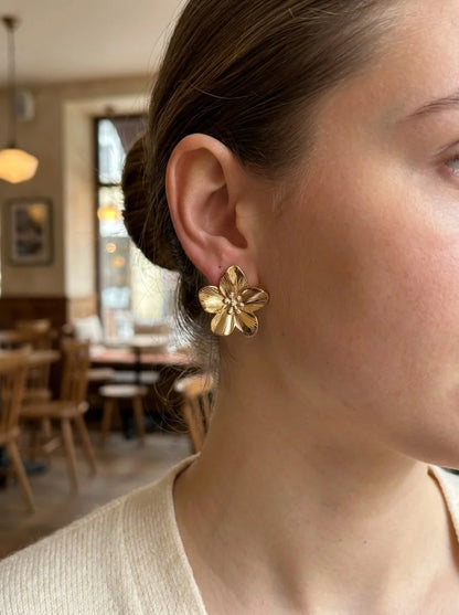 Goudkleurige Bloem Oorbellen Dames – Roestvrij Staal | TWINOLO