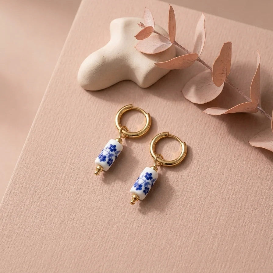 Goudkleurige Creolen met Blauwe Bloemendetail – RVS – | TWINOLO