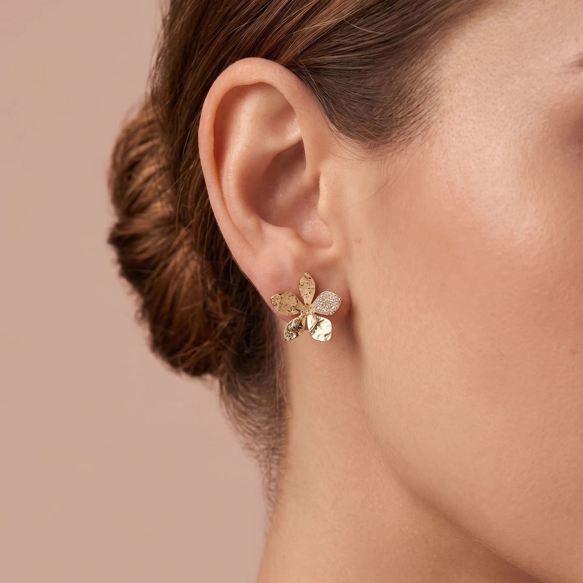 Gold-colored Flower Earrings with Organic Shape | TWINOLO