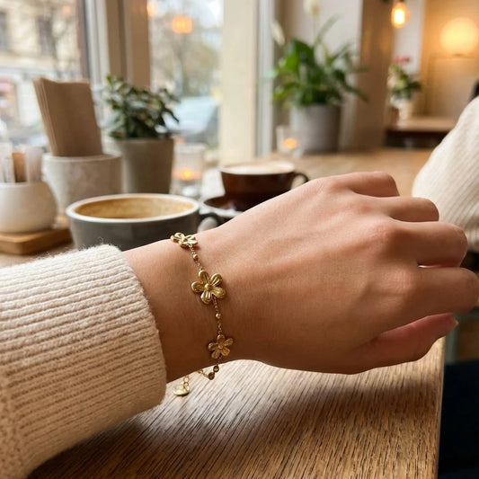Bloemenarmband Goudkleurig met 3 Bloemen | TWINOLO