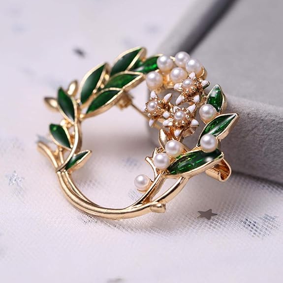 🌿 Kransbroche met Groene Bladeren en Parels – Tijdloze Elegante Broche | Twinolo