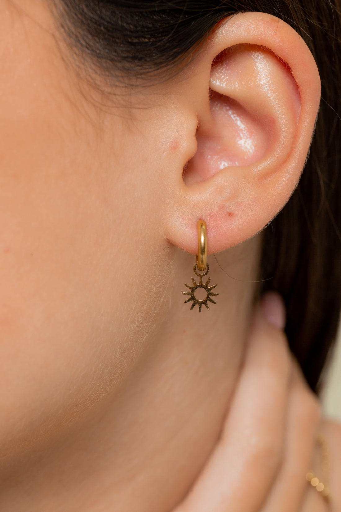 Créoles Dorées avec Breloque Solaire – Look Estival | Twinolo