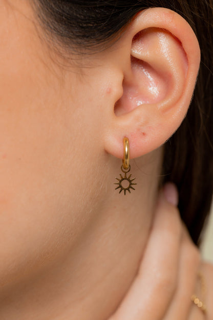 Créoles Dorées avec Breloque Solaire – Look Estival | Twinolo
