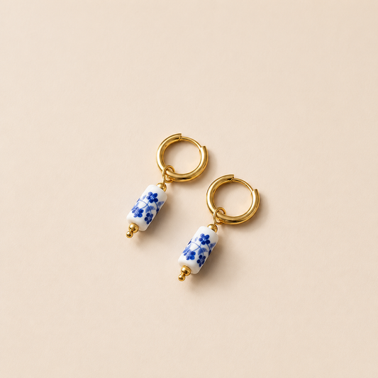 Goudkleurige Creolen met Blauwe Bloemendetail – RVS – | TWINOLO