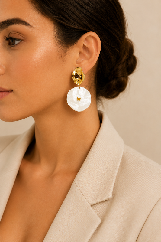 Statement Oorbellen met Parelmoer Effect – Goudkleurig | Twinolo