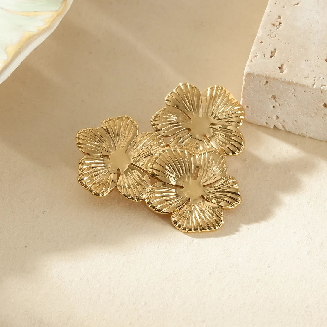 Gouden Bloemen Broche – Elegant Design met 3 Bloemen - Stainless Steel | Twinolo