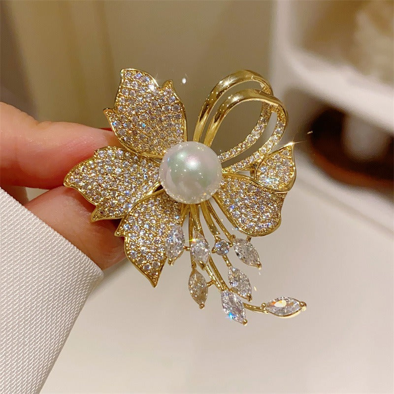 🌼 Gouden Bloem Broche met Parel en Kristallen | Twinolo
