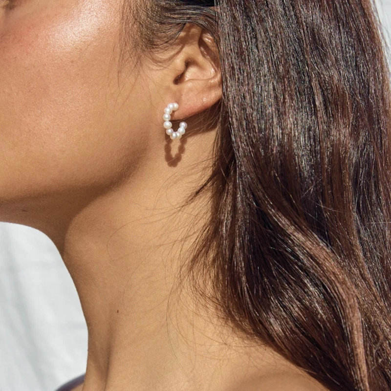 Boucles d'oreilles créoles avec petite perle – Classiques & Intemporelles | Twinolo