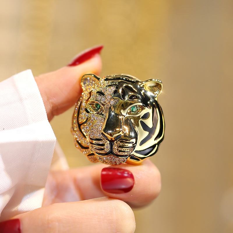 Brooch - Elegant Tiger Head Brooch with Crystals | Twinolo