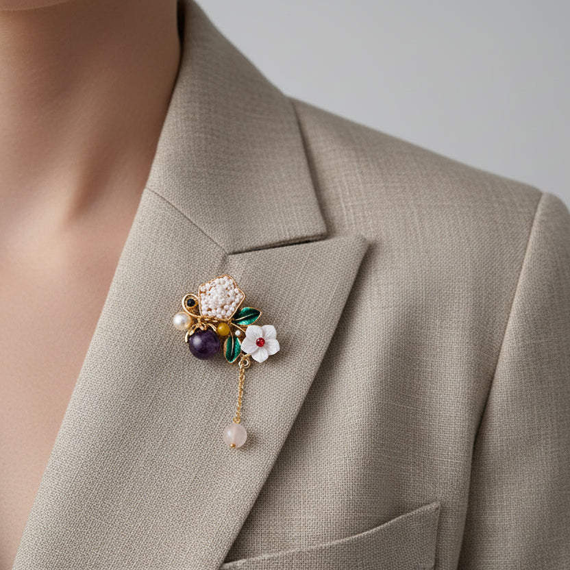 🌼 Bloemenbroche met Parel, Emaille en Speelse Hanger – Vintage Stijl | Twinolo