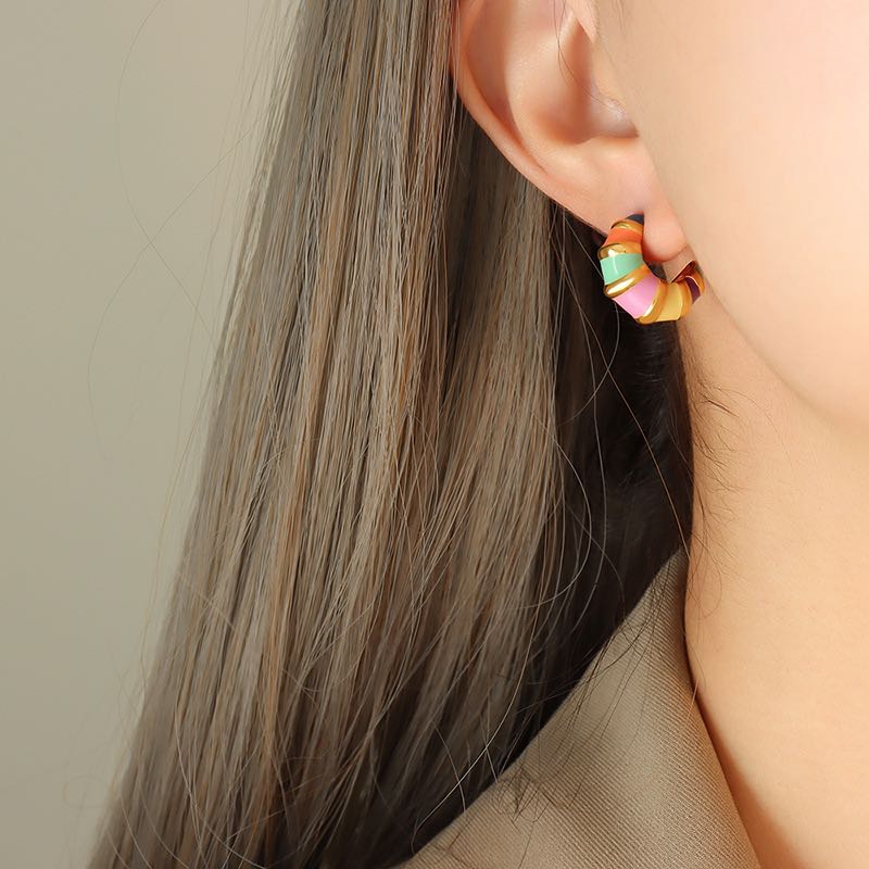 Boucles d'oreilles créoles colorées - Des pièces remarquables pour chaque look | Twinolo