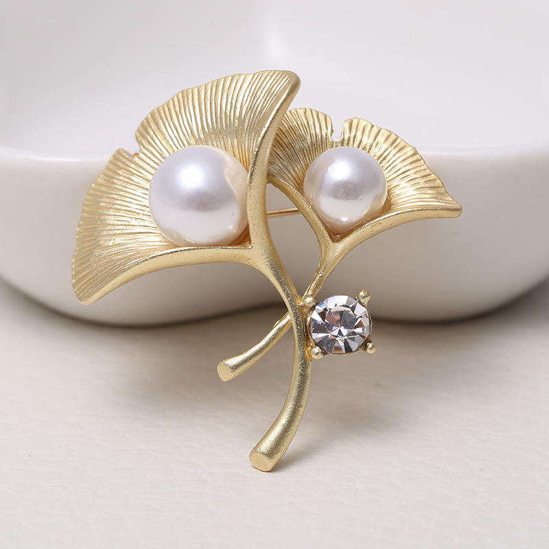Flower Brooch - Elegant Brooch with Crystals and Pearl | Twinolo