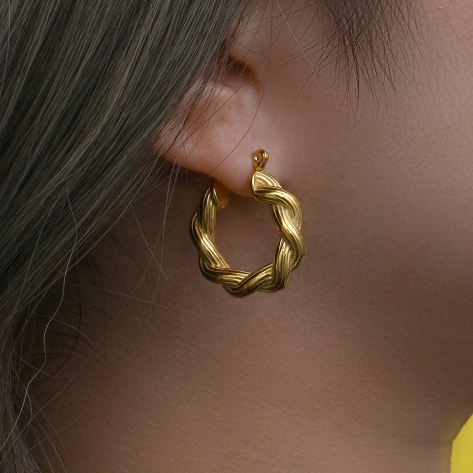 Golden Croissant Earrings – Classic with a Twist | Twinolo