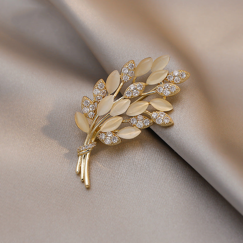 🌿 Golden Leaf Brooch with Cream Details and Crystals | Twinolo