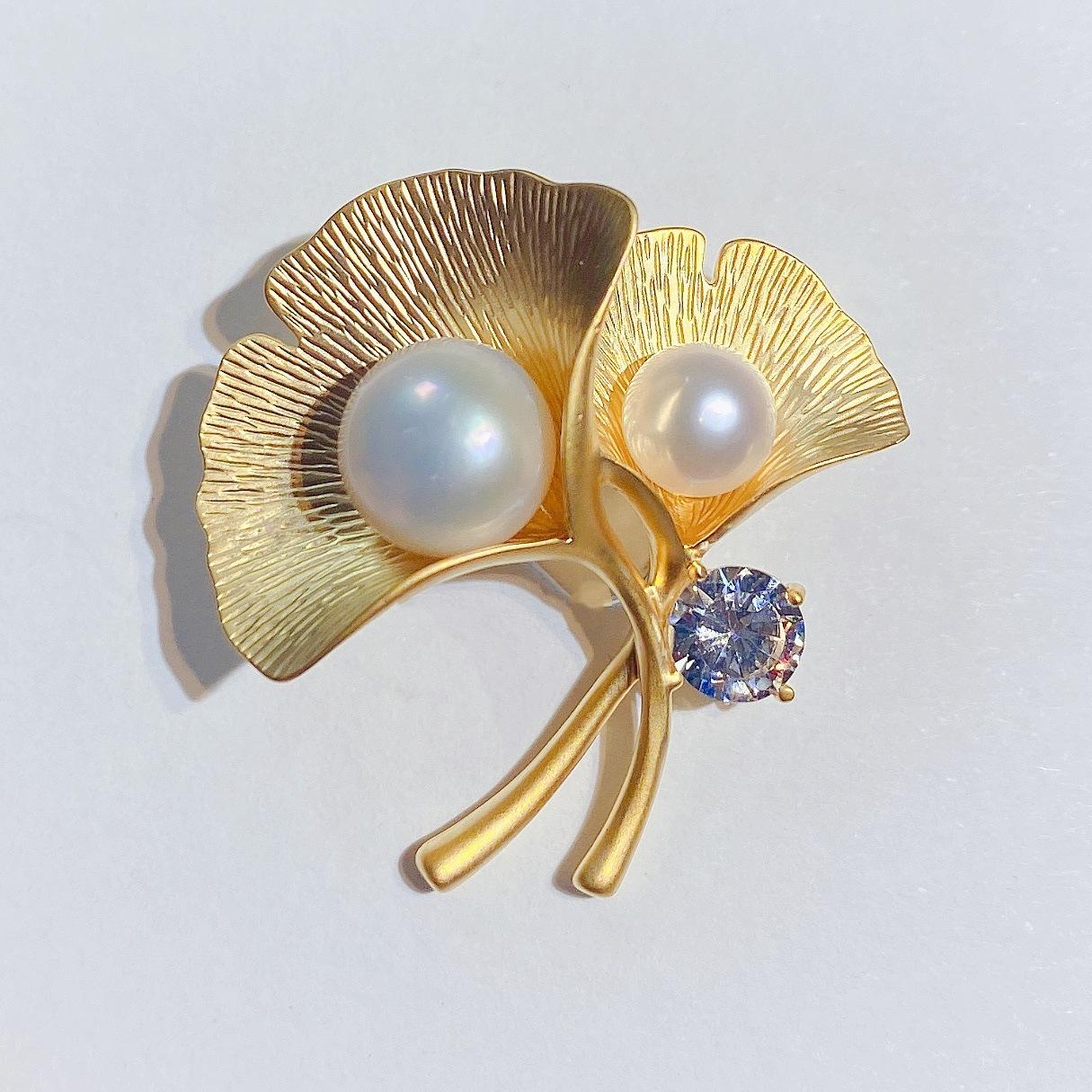 Flower Brooch - Elegant Brooch with Crystals and Pearl | Twinolo