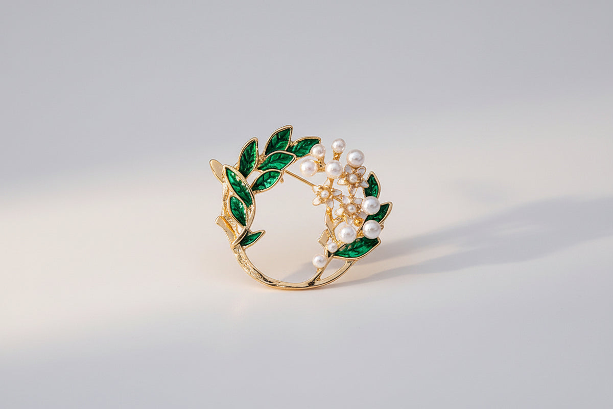 🌿 Kransbroche met Groene Bladeren en Parels – Tijdloze Elegante Broche | Twinolo