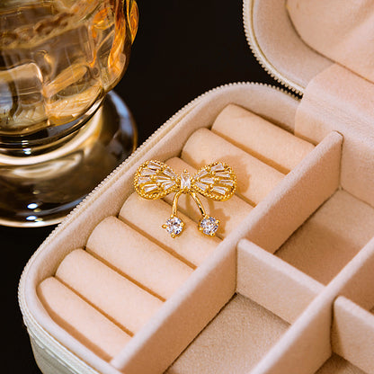 🎀 Gouden Strikbroche met Kristallen – Elegante Zilverkleurige Broche | Twinolo