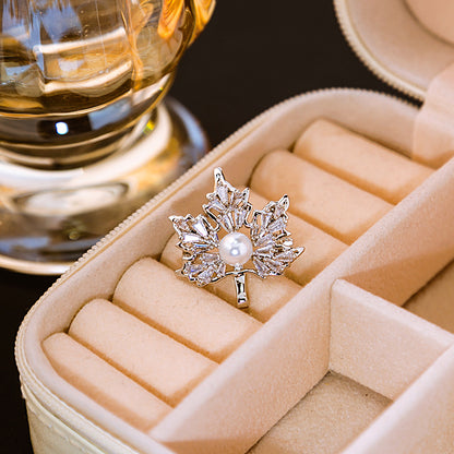 🍁 Bladbroche met Parel en Gouden Details – Elegante Broche | Twinolo