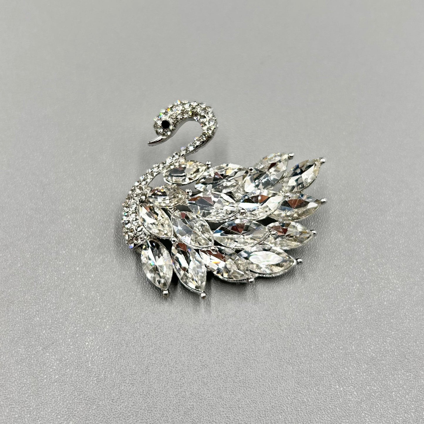 Brooch - Elegant Brooch with Crystals | Twinolo