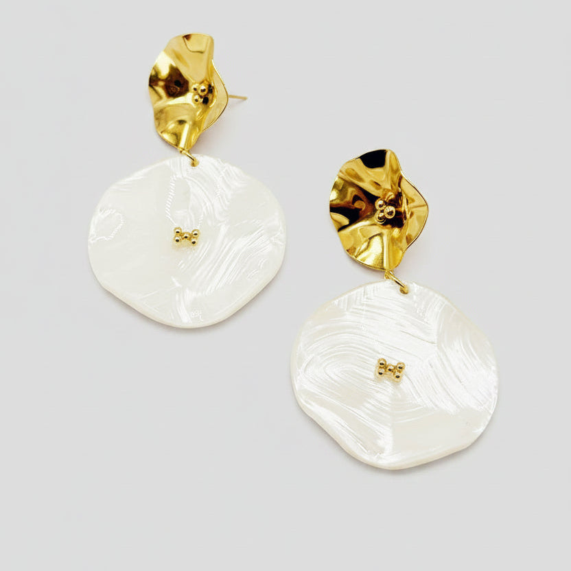 Statement Oorbellen met Parelmoer Effect – Goudkleurig | Twinolo
