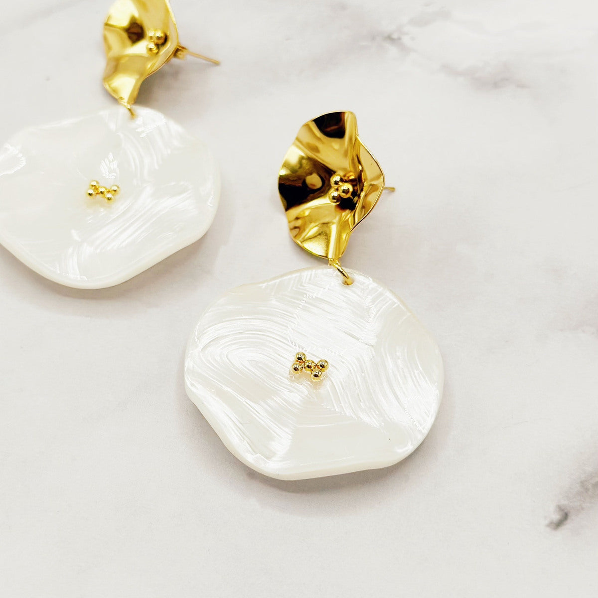 Statement Oorbellen met Parelmoer Effect – Goudkleurig | Twinolo