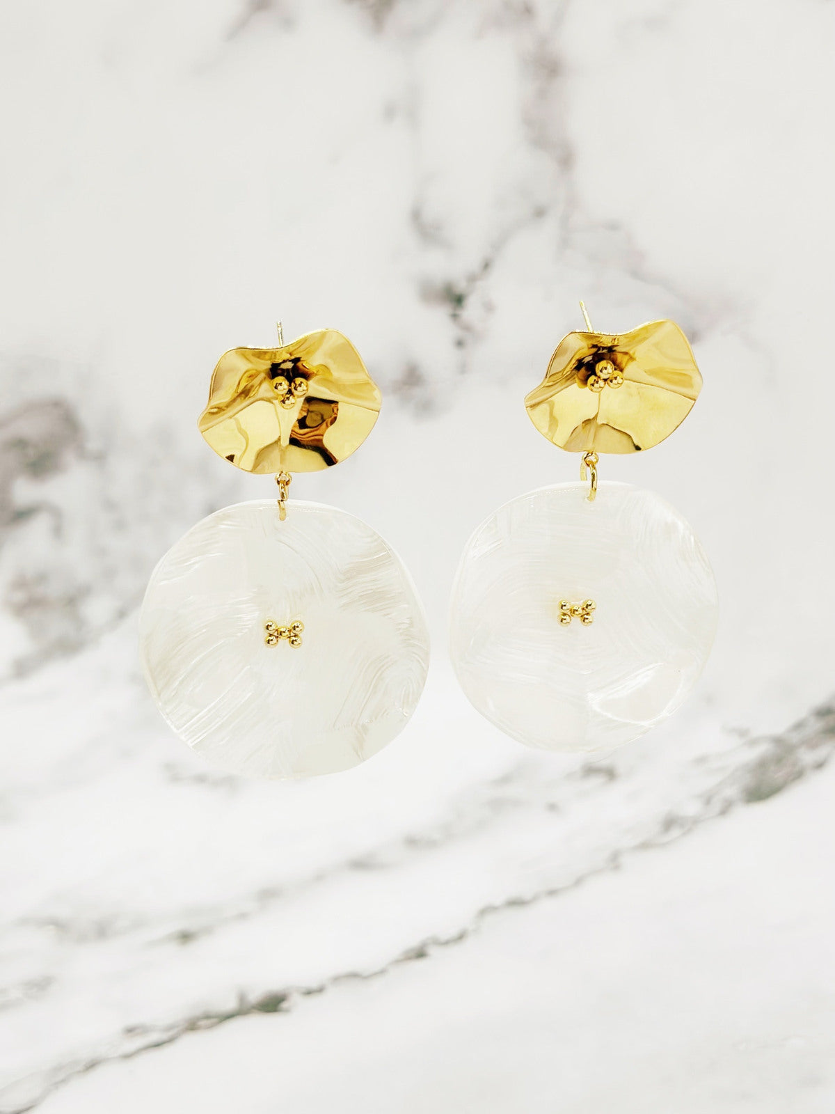 Statement Oorbellen met Parelmoer Effect – Goudkleurig | Twinolo