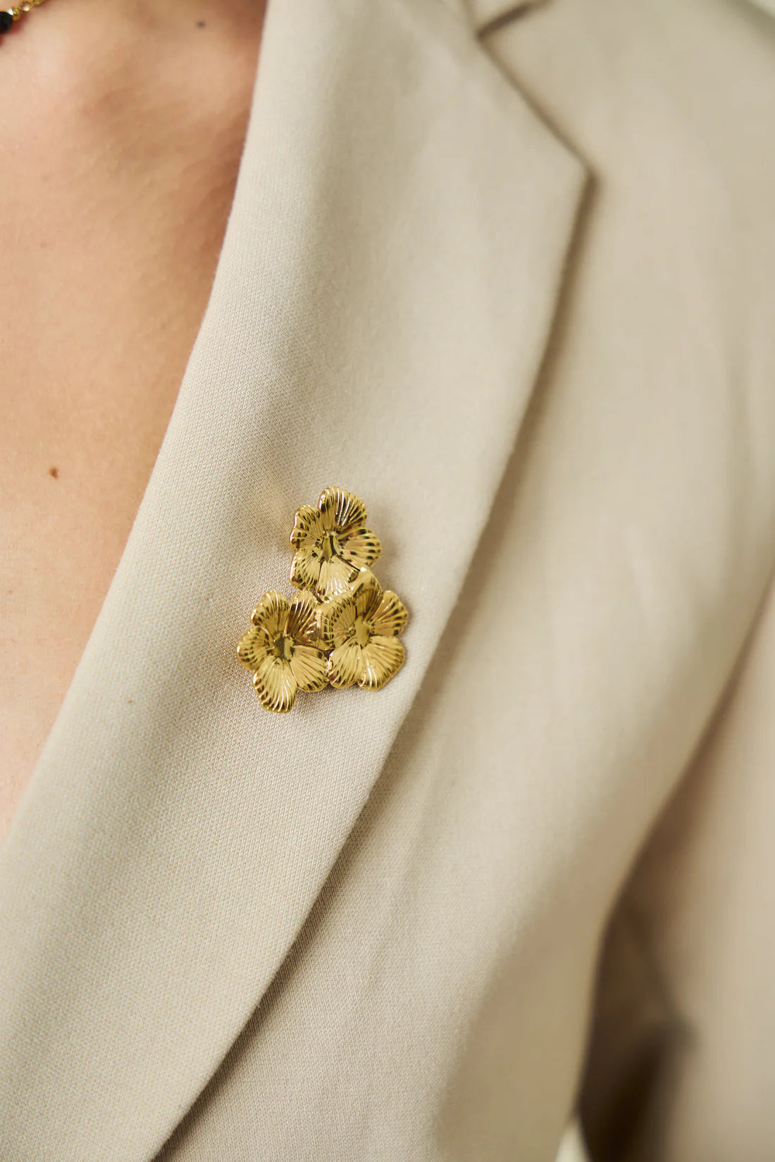 Gouden Bloemen Broche – Elegant Design met 3 Bloemen - Stainless Steel | Twinolo