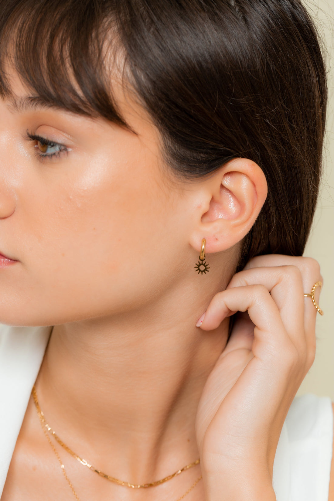 Créoles Dorées avec Breloque Solaire – Look Estival | Twinolo