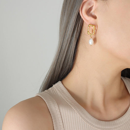Gouden Oorhangers met Subtiele Parel – Minimalistische Klasse | Twinolo