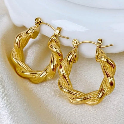 Golden Croissant Earrings – Classic with a Twist | Twinolo