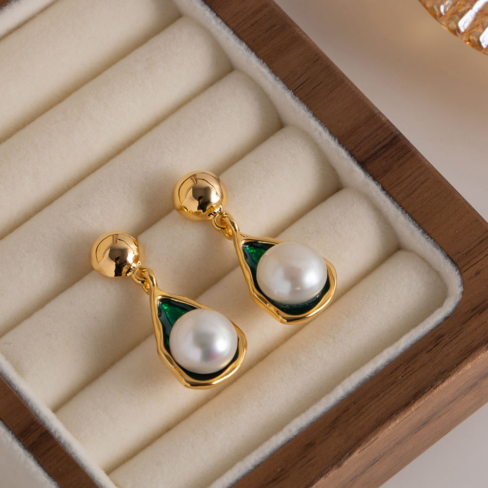 Boucles d'oreilles dorées avec perles et accents verts – Chaleur et Tendance | Twinolo