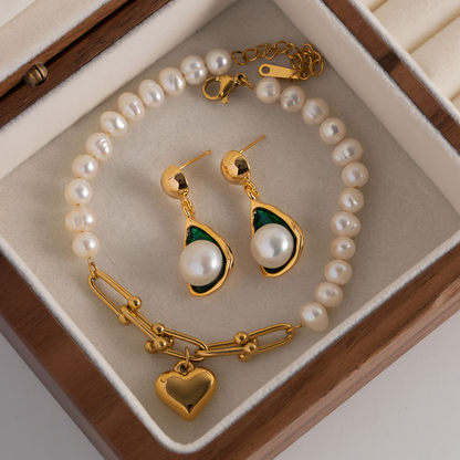 Boucles d'oreilles dorées avec perles et accents verts – Chaleur et Tendance | Twinolo